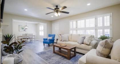 Modern Decor•Centrally located•Huge fenced in yard•Pets welcome•Fireplace•Grill