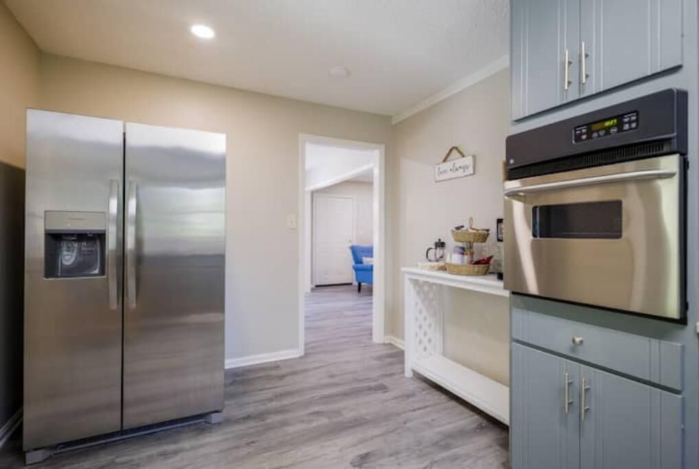 Refrigerador, microondas, horno y parrilla de estufa 