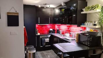 Basic Apartment | Dining