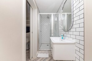 Bathroom - Stylish Minimalist Studio in Central Cape Town (Cape Town)