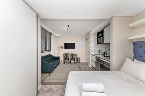 Departamento básico | Espacio para trabajar con laptop y tabla de planchar con plancha