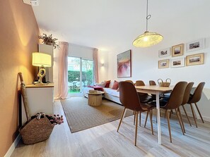 Een smart-tv en boeken