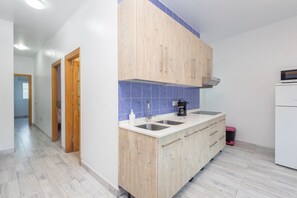 Kühlschrank, Mikrowelle, Herdplatte, Wasserkocher mit Kaffee-/Teezubehör