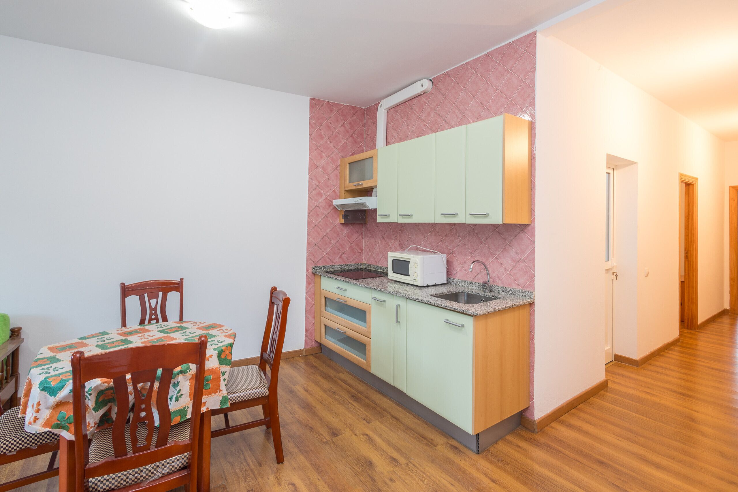 Een koelkast, een magnetron, een koffiezetapparaat/waterkoker