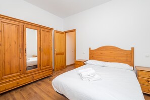 2 slaapkamers, een strijkplank/strijkijzer, gratis wifi, beddengoed