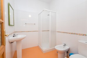 Een douche, een haardroger, handdoeken