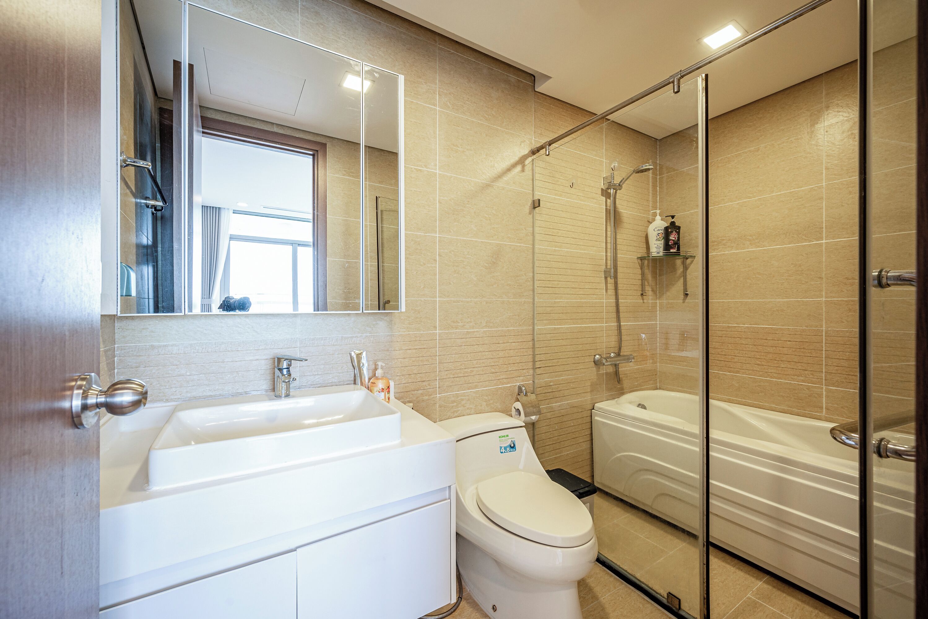 Apartamento, 3 quartos | Banheiro | Chuveiro, chuveiro com efeito de chuva, produtos de toalete de grife 