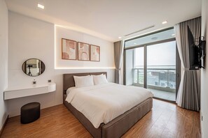 Departamento, 3 habitaciones | Muebles diferentes, escritorio, cortinas blackout y insonorización