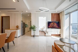 Departamento, 3 habitaciones | Área de sala de estar | Televisión de pantalla plana de 45 pulgadas con canales por cable 