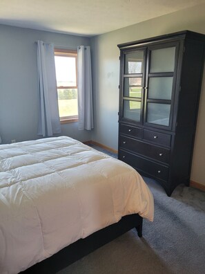3 bedrooms, desk, iron/ironing board, WiFi - Country Sunrise Vacation Home.  Close to Cedar Point and Lake Erie Islands (Fremont)