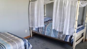 3 bedrooms, desk, iron/ironing board, WiFi