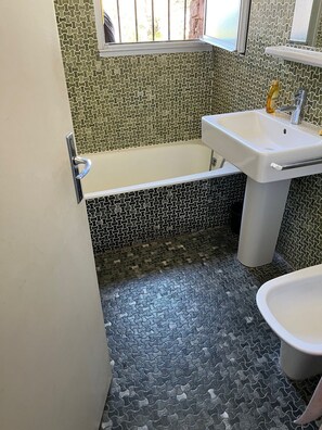 Shower, hair dryer, bidet, towels - Villa les Pieds Dans L'eau , à 15 Minutes du Centre Ville (L'Île-Rousse)