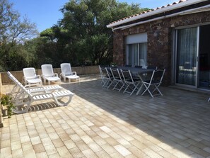 Outdoor dining - Villa les Pieds Dans L'eau , à 15 Minutes du Centre Ville (L'Île-Rousse)