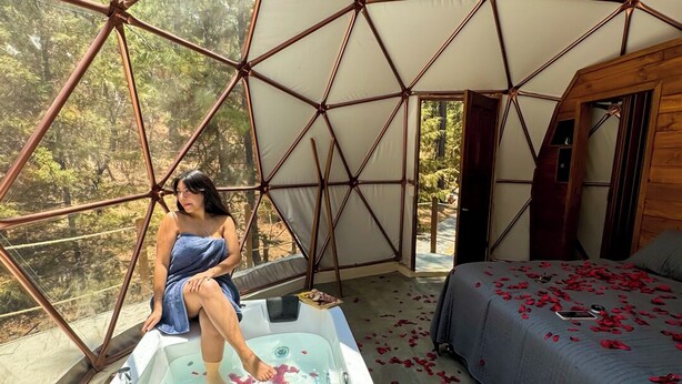 A cozy tent with a hot tub and a bed, surrounded by a forest. - Luahara Glamping Tapalpa – Domo Natural Experience (Tapalpa)