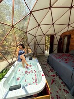Cabane Deluxe (Domo with Jacuzzi) | Literie de qualité supérieure, couette en duvet d'oie