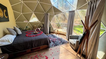 Deluxe huisje, 1 kingsize bed (Domo XL) | Luxe beddengoed, donsdekens, individueel gedecoreerd