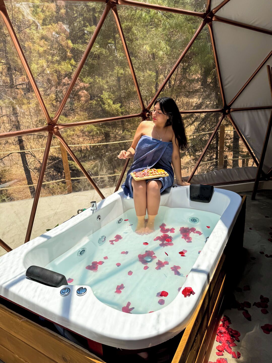 Cabaña Deluxe (Domo with Jacuzzi) | Ropa de cama de alta calidad, edredón y decoración personalizada 