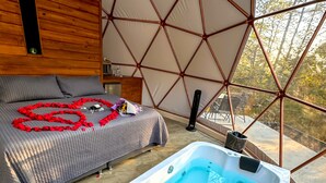 A cozy bedroom with a bed, a wooden headboard, and a large window overlooking a forest. - Luahara Glamping Tapalpa – Domo Natural Experience (Tapalpa)