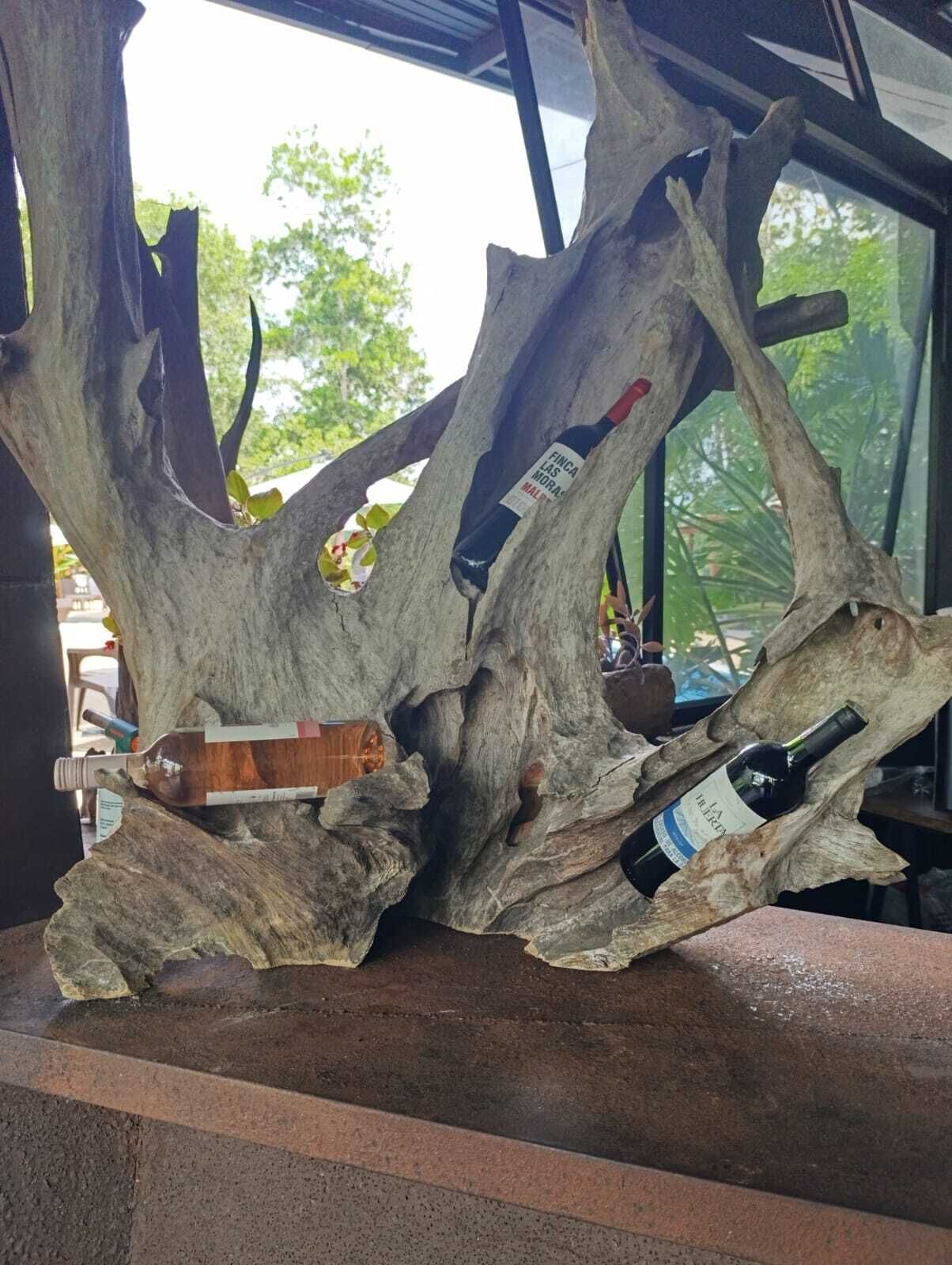 بار بجانب حمام السباحة