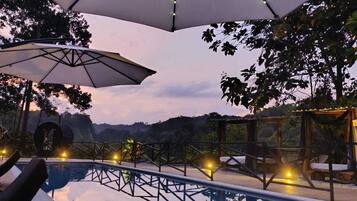 2 kolam renang terbuka, payung kolam