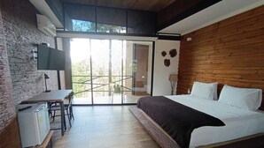Une chambre à coucher avec un lit, un bureau et une chaise.