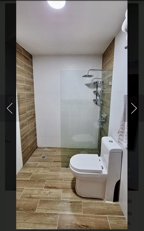 Een douche, een haardroger, handdoeken, zeep