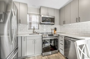 Geladeira, micro-ondas, fogão, cooktop