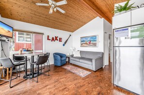TV, DVD player, ping pong, books - Beautiful Cabin Right next to Lake Okanagan #5 (West Kelowna)