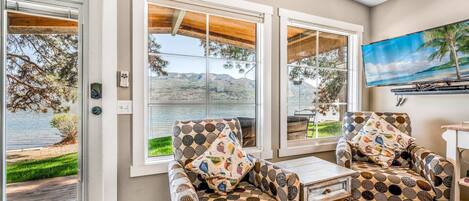 Tv, dvd-afspiller, bordtennisbord, bøger