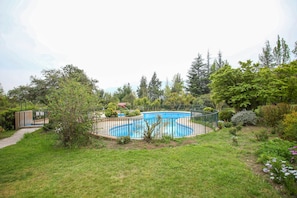 Una piscina cubierta, una piscina al aire libre de temporada