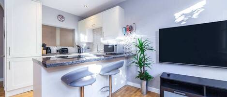 Appartamento Basic | Cucina privata | Frigorifero, microonde, forno, piano cottura