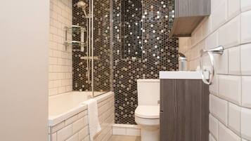 Apartamento básico | Banheiro | Secador de cabelo, toalhas de banho, sabonete, shampoo