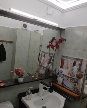 Hair dryer, towels, soap, shampoo - Old town Bucharest comfortable apartment   (București)