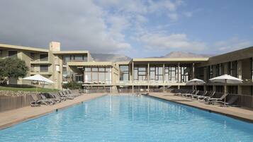 Una piscina techada, una piscina al aire libre de temporada