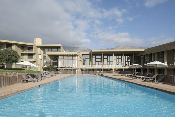 Alberca techada y alberca al aire libre por temporada