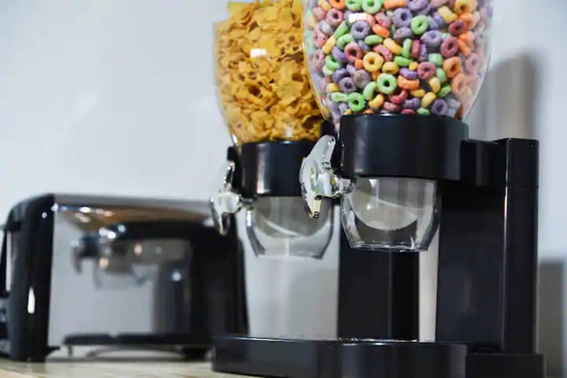 Une machine à café qui distribue deux types de céréales.