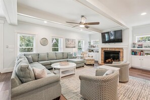 Fernseher, Tischtennisplatte