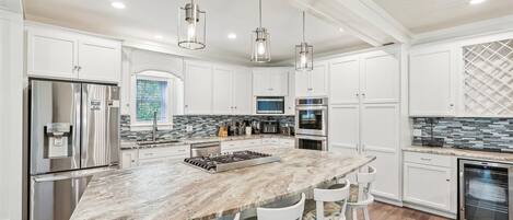 Réfrigérateur, micro-ondes, four, lave-vaisselle