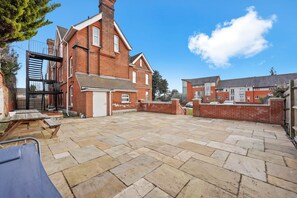 Outdoor dining - BridgeCity Central Maidstone Spacious 1 Bed Flat (Maidstone)