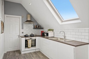 Kjøleskap, mikrobølgeovn, ovn og kaffetrakter/tekoker