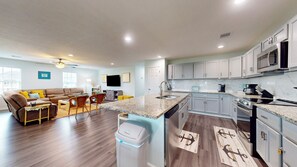 Fridge, microwave, oven, stovetop - Mar Vista: 4  BR, 2  BA House in Crystal Beach, Sleeps 20 (Bolivar Peninsula)