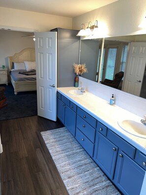 4 bedrooms, iron/ironing board, bed sheets