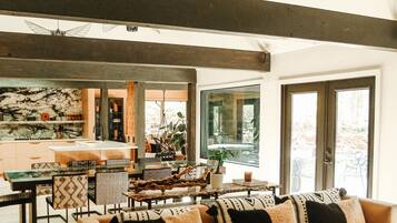 TV connectée, cheminée, livres