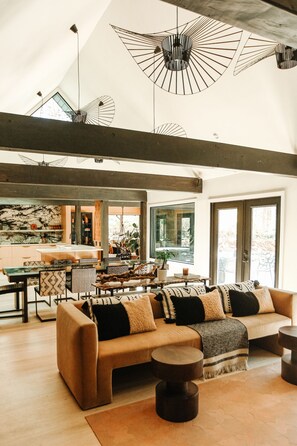 Smart TV, fireplace, books - Stunning Luxury Villa nearby downtown Princeton, NJ (Princeton)