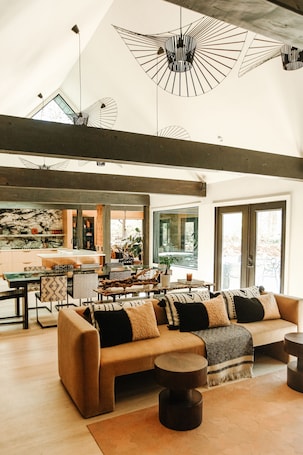 Smart TV, fireplace, books. Stunning Luxury Villa nearby downtown Princeton, NJ