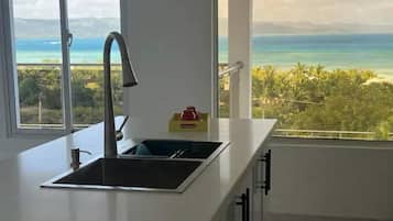 Frigorifero, microonde, piano cottura, macchina per tè/caffè