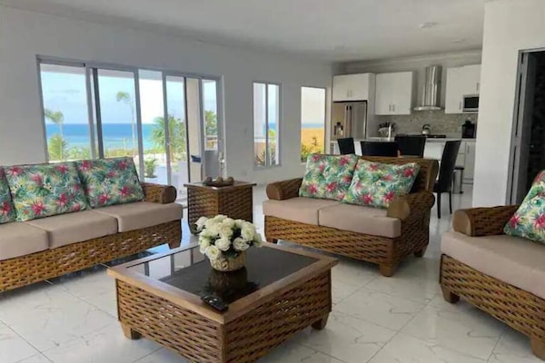 Una Smart TV, una mesa de tenis de mesa