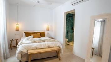 1 bedroom, desk, internet, bed sheets