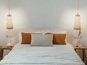 1 bedroom, desk, Internet, bed sheets