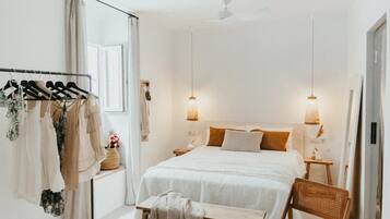 1 bedroom, desk, internet, bed sheets